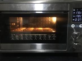 东菱烤箱上下火170度预热5分钟后放入中层，烘烤12分钟