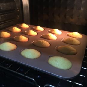 烤至玛德琳表面金黄，鼓起小山包取出倒扣即可自动脱落。