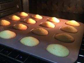 烤至玛德琳表面金黄，鼓起小山包取出倒扣即可自动脱落。