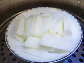 山药去皮切段，上锅蒸半小时。