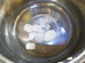 容器里放入水和冰糖，小火慢熬。