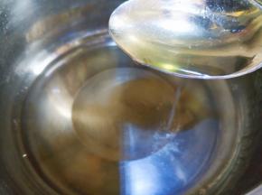 熬至粘稠凉凉，放一勺蜂蜜。