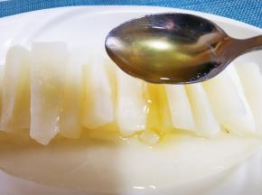将熬好的糖水浇在山药上。
