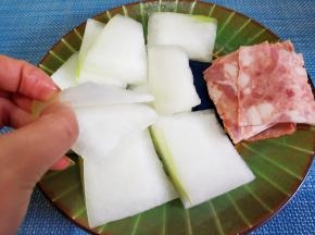 冬瓜切蝴蝶片，培根切冬瓜片大小。