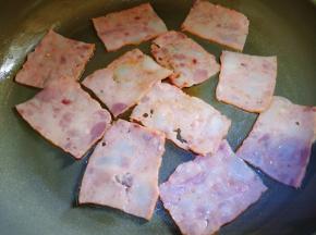 锅里放少量油，将培根煎出油。