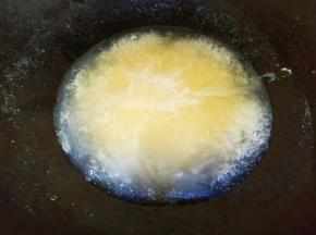 蒸好的冬瓜汤汁到出来，放蚝油，生抽煮开，到入水淀粉。