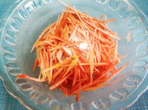 放盐腌制十分钟。