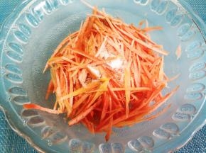 放盐腌制十分钟。