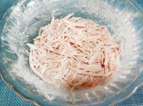 将面粉和胡萝卜丝拌匀，每条胡萝卜丝都裹上面粉。