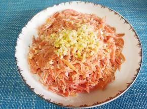 蒸好取出撒上蒜末