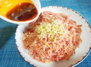 浇上调好的料汁