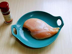 准备食材，将鸡胸肉用温水洗干净。