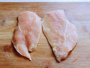 从中间切开，一块鸡胸肉切两片。