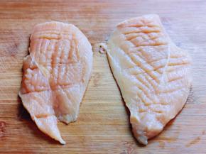 用刀背不规则的压出印子，便于入味。