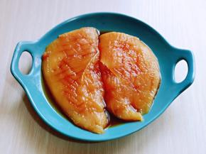 戴上食品手套，按摩鸡胸肉使其吸收酱汁。