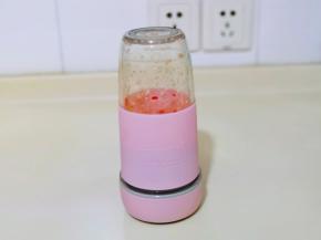 大蒜去皮，辣椒去根放入果汁杯中搅碎。