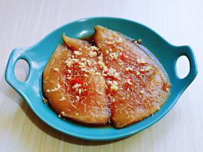 搅碎的蒜蓉辣椒放在鸡胸肉上，盖上保鲜膜腌制1小时。(天热放冰箱哈)