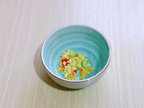 剩下蒜蓉辣椒放入碗中。