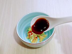 加入蚝油，一小勺纯净水搅拌均匀。