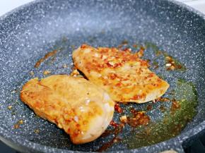 两面各煎1分钟关火出锅。