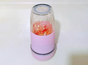 将大蒜，红辣椒放入绞肉机中，搅碎。