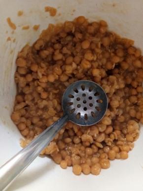 豌豆泡发，压力锅里放一点水把豌豆压熟
 

