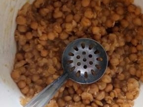 豌豆泡发，压力锅里放一点水把豌豆压熟
 

