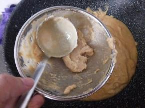 用筛网过滤一遍直接在不粘锅里