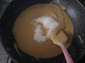 放入砂糖小火炒制