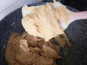 炒到用刮刀挑起可以大块掉下并且不会马上和锅里的泥融合的状态