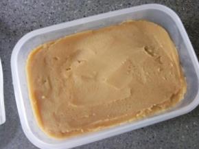 挖入保鲜盒里，用刮刀抹平，开盖冷却一下放入冰箱冷藏半天，吃的时候切块。
保鲜盒不用抹油，豌豆泥不会粘的