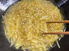 用筷子轻轻搅拌，以免粘连