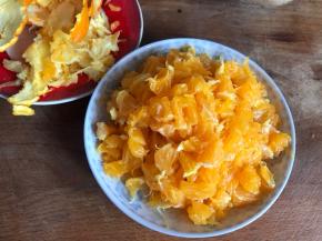 鲜橙去皮，取果肉，把果肉掰碎备用