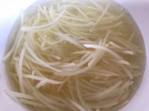 洗去多余的淀粉，捞出沥干水分