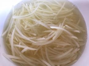 洗去多余的淀粉，捞出沥干水分