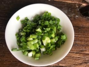 香葱摘洗干净，切成葱花备用