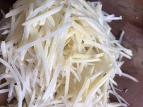 土豆去皮洗净，用擦丝器擦成丝