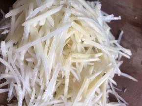 土豆去皮洗净，用擦丝器擦成丝
