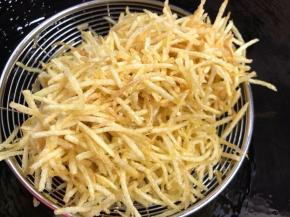 炸至金黄色时，捞出沥干油