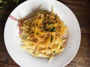 分三次装入盘中，再把烧烤香料、葱花和果肉也分三次撒在上面