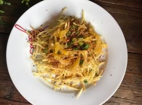 分三次装入盘中，再把烧烤香料、葱花和果肉也分三次撒在上面