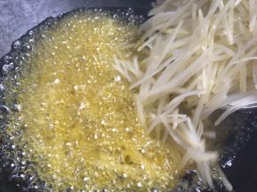 放入8成热的油锅中，大火炸