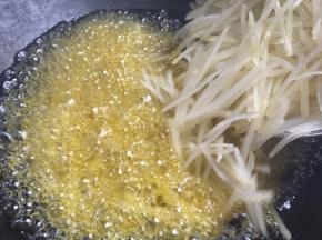 放入8成热的油锅中，大火炸