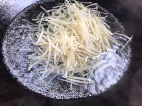 放入开水锅中，滚烫一下，捞出沥干水分