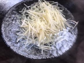 放入开水锅中，滚烫一下，捞出沥干水分