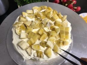 铺上香蕉，铺均匀