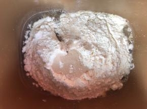 把除番茄沙司、黄油和水果以外的食材，混合揉成面团