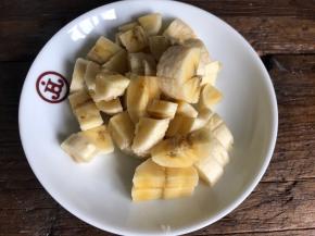 香蕉去皮，切碎备用