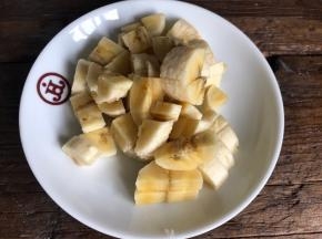 香蕉去皮，切碎备用