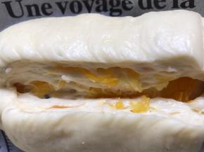 把醒发好的面包坯，用锋利的刀片划出一道口